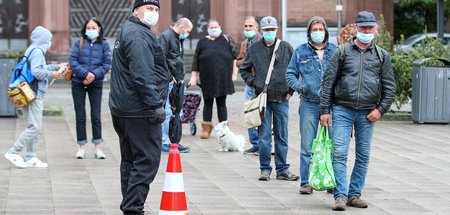 Warten auf Unterstützung: Hilfsbedürftige und Obdachlose bei ein...