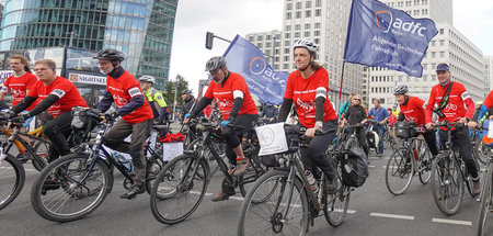 Reicht vermutlich nicht: Kreisfahrt des ADFC in Berlin (22.9.201...