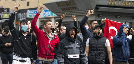 Der Mob provozierte am Donnerstag abend in Wien mit dem sogenann...