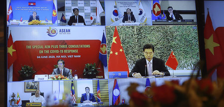 Chinas Handelsminister Zhong Shan (M., r.) auf einer Videokonfer...