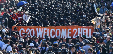 Die Polizei ist dabei: Demonstration gegen den G-20-Gipfel in Ha...