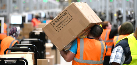 Pure Plackerei: Amazon-Beschäftigte mobilisieren bundesweit gege...