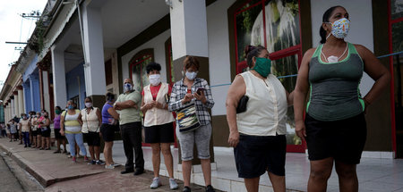 Eine der vielen Folgen der brutalen US-Blockade: Lange Wartezeit...