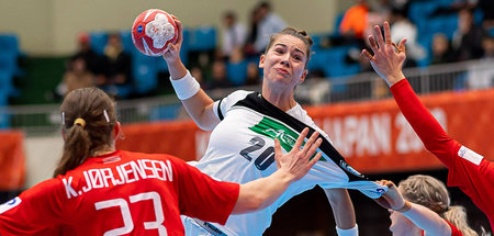 »Und was machst du beruflich?« Nationalspielerin Emily Bölk (M.)...