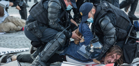 Polizisten nehmen einen Demonstranten am Rande von Protesten geg...