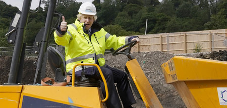 Daumen hoch: Premier Boris Johnson stellt Kapitalisten Milliarde...