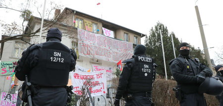Polizisten vor dem besetzten »Putzi«-Gelände in der Dresdner Neu...