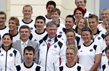 Gruppenbild mit Aufdruck »Horst Köhler – Bundespräsident« (Mitte...