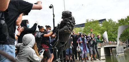 Demonstranten versenken im Hafen von Bristol die Statue des Skla...