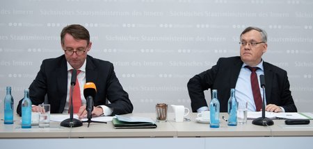 Innenminister Roland Wöller (l.) am Donnerstag bei der Vorstellu