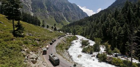 Indischer Militärkonvoi unterwegs in die Konfliktregion Ladakh i