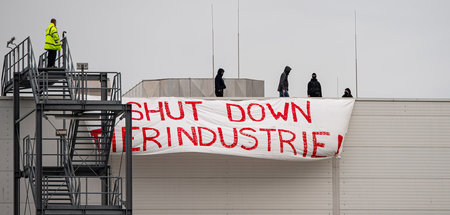 Auf dem Dach: Aktivistinnen und Aktivisten protestieren gegen di...