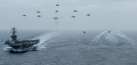 Der US-Flugzeugträger »USS Nimitz« vor seiner Entsendung ins Süd...