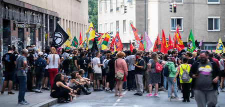 Demonstranten vor dem Ernst-Kirchweger-Haus in Wien protestieren...