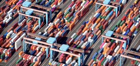 Berlin will die Welt mit Waren überschwemmen. Container im Hambu...