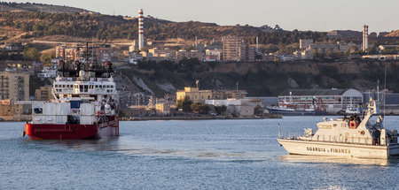 Das Rettungsschiff »Ocean Viking« (l.) wird nahe dem Hafen von P...