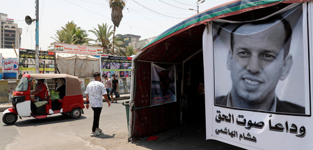 Am Tahrir-Platz der irakischen Hauptstadt Bagdad erinnern Plakat... Am Tahrir-Platz der irakischen Hauptstadt Bagdad erinnern Plakat...