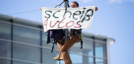 Begleitprogramm: Demonstrant protestiert während der Daimler-Hau... Begleitprogramm: Demonstrant protestiert während der Daimler-Hau...