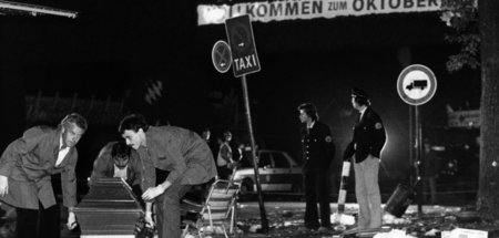 Ein Sarg am Explosionsort der Bombe (München, 26.9.1980) Ein Sarg am Explosionsort der Bombe (München, 26.9.1980)
