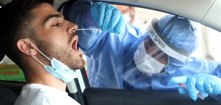 Ein medizinischer Mitarbeiter entnimmt einem Mann eine Probe für... Ein medizinischer Mitarbeiter entnimmt einem Mann eine Probe für...