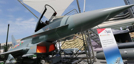 Typhoon-Flugzeuge von BAE Systems bei einer Waffenausstellung in...