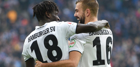 Der Profifußballer Bakery Jatta (l.) spielt für den Bundesligist...