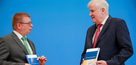 BfV-Chef Haldenwang (links) und Bundesinnenminister Seehofer (CS...