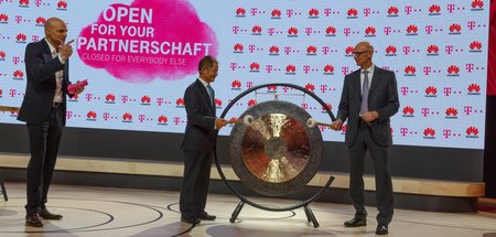 Auf gute Partnerschaft: Huawei-Geschäftsführer Eric Xu und Telek...