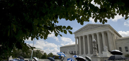 Medienvertreter vor Gebäude des Supreme Court in Washington am D