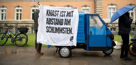 Motorisiert: Unterstützer der Angeklagten am Freitag vor dem Ham... Motorisiert: Unterstützer der Angeklagten am Freitag vor dem Ham...
