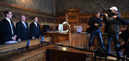 Niels Stolberg (2. v. l.) während einer Verhandlung im Bremer La... Niels Stolberg (2. v. l.) während einer Verhandlung im Bremer La...