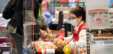 Auch Beschäftigte in Supermärkten haben seit Ausbruch der Pandem... Auch Beschäftigte in Supermärkten haben seit Ausbruch der Pandem...