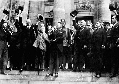 Am 11. August 1923 feiern Reichspräsident Friedrich Ebert (x), R... Am 11. August 1923 feiern Reichspräsident Friedrich Ebert (x), R...