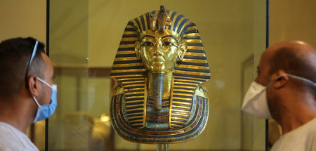 Touristen betrachten am 1. Juli im Ägyptischen Museum in Kairo e...
