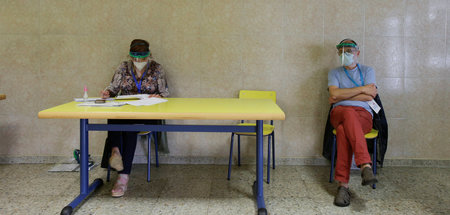 Helfer in einem Wahllokal im galicischen Ribadeo am Sonntag