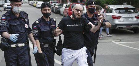 Polizisten führen am Montag nahe des Moskauer Lefortowo-Gefängni