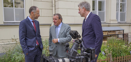 Altkanzler Schröder (M.) mit Regisseur Torsten Körner (l.) sowie...