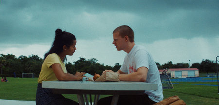 Dringliche Einsichten: Emily (Taylor Russell) und Luke (Lucas He... Dringliche Einsichten: Emily (Taylor Russell) und Luke (Lucas He...
