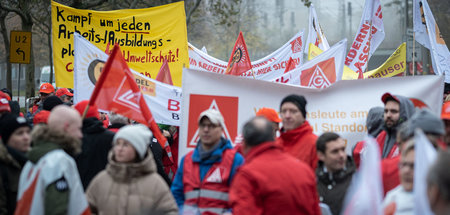 IG Metaller machen mobil – wie hier vor der Konzernzentrale von ... IG Metaller machen mobil – wie hier vor der Konzernzentrale von ...