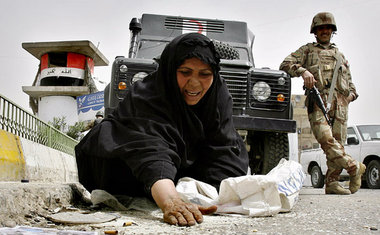 Sadr City, Bagdad, April 2008: Frau sammelt Reis von der Straße ... Sadr City, Bagdad, April 2008: Frau sammelt Reis von der Straße ...