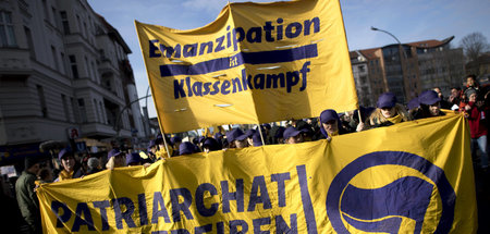 Sie haben Jobs, sie haben Einkommen – und doch sind sie von ihre... Sie haben Jobs, sie haben Einkommen – und doch sind sie von ihre...