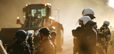 Polizisten stehen im Hambacher Forst und bewachen den Rodungsein...
