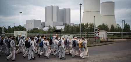 Blockade: Kohleenergiegegner machen die Zufahrt zum Kraftwerk Li...