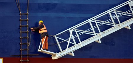 Gangway an Hochseeschiff: Für Landgänge oder Heimaturlaub können...