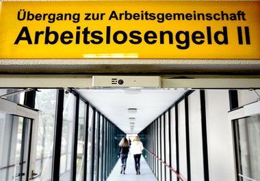 Hartz IV sollte ursprünglich die Arbeitslosenzahlen halbieren – ... Hartz IV sollte ursprünglich die Arbeitslosenzahlen halbieren – ...