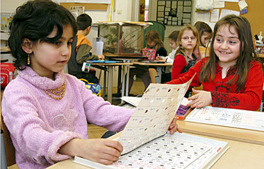 Vom reaktionärem Schulsystem oft ausgegrenzt: Kinder aus Einwand... Vom reaktionärem Schulsystem oft ausgegrenzt: Kinder aus Einwand...