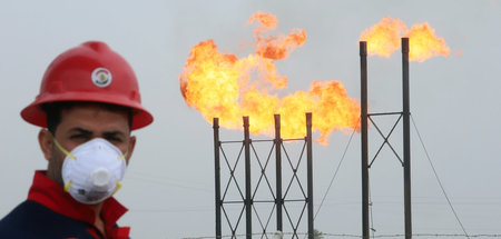 Nur sehr geringe Erholung der Preise: Arbeiter vor irakischem Öl...