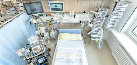 Überlebenswichtig: Herz-Lungen-Maschine in einer Intensivstation...