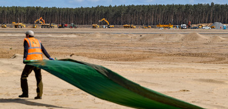 Große Baustelle im trockenen märkischen Sand: Standort der künft...