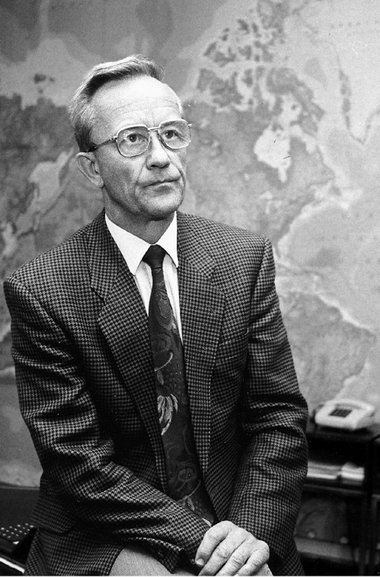 Allein vor der Weltkugel: Konrad Porzner, BND-Chef 1990–1996 Allein vor der Weltkugel: Konrad Porzner, BND-Chef 1990–1996